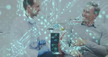 Doktor eldiven giyip şırınga seçerken aynı zamanda parlak veri grafikleriyle testler için kan alıyor. Tıbbi, sağlık, profesyonellik, temiz, teşhis, klinik, dijital