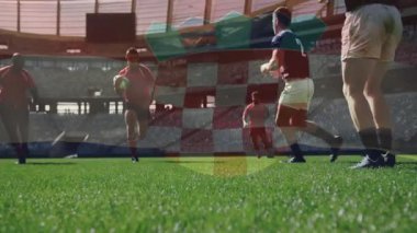 Top taşıyıcı, güneş ışığında ragbi sahasında kırmızı defans oyuncularına doğru koşuyor ve topun güvenliğini sağlıyor. Atletik, rekabetçi, takım çalışması, açık hava, dinamik, spor, aksiyon