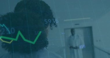 Klinisyen izleme hekimi koridora yaklaşırken hasta verilerini izlemede çizgi grafikleri zayıflıyor. Tıbbi, analitik, kurumsal, geleceksel, dijital, takım çalışması, yenilik