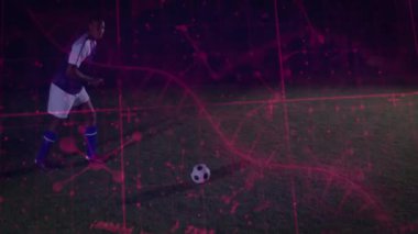 Futbolcu topu su baskını sahasında fark ediyor ve koşuyor sonra kırmızı spor teknolojisiyle tepiniyor. Sporcu, dijital, teknoloji, eylem, gelecek, spor, yenilik