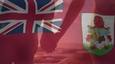 Bermuda bayrağı sürüş pazarında kaybolurken çift gün batımında kıyı şeridinde geziniyor. Romantizm, macera, dinginlik, seyahat, manzara, açık hava, uyum