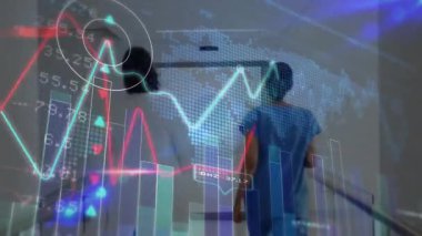 Tıbbi personel koğuş koridorunda yürürken veri tepelerini işaretliyor ve erişim için sensör paneline basıyor. Sağlık, dijital, analitik, profesyonellik, teknoloji, işbirliği, yenilik