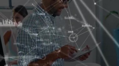 Yetişkin bir erkek ofiste tablet alıyor, iş görüşleri için veri ağını genişletmek için tıklıyor. Teknoloji, veri, analitik, dijital, iletişim, yenilik, iş