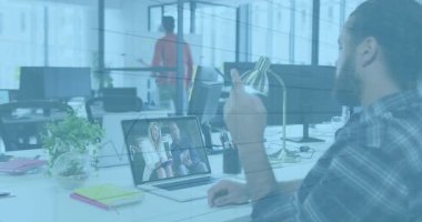 Yetişkin bir adam lamba yetiştiriyor. Laptop 'ta iş görüşmesi yapıyor, cam yazıyor, grafikler yükseliyor. İşbirliği, takım çalışması, veri analizi, modern ofis, profesyonel, iletişim, dijital çalışma alanı