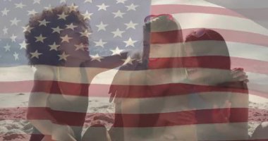 Arkadaşlar omuzlarına dokunuyor, güneş gözlüğü takıyor, kırmızı teneke kutuları yudumluyor ve seyahat reklamı için sahilde gülüyorlar. Neşeli, dostluk, eğlence, yaz, gündelik, bağlantı, canlı