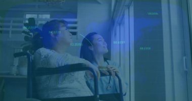 Hemşire tekerlekli sandalyeli hastayı pencere ışığına yönlendiriyor, dijital sağlık verilerini takip etmek için aktive ediyor. Bakıcı, kıdemli, hareketli, sağlık hizmetleri, teknoloji, şefkat, sağlık