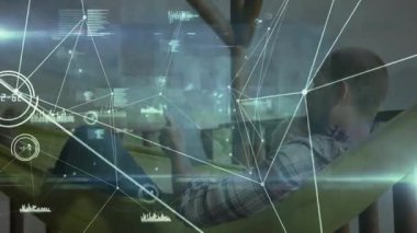 Verandadaki izleme cihazına yaslanmış bir adam, etrafında büyüyen teknolojik veri görsellerini başlatıyor. Açık hava, rahatlama, teknoloji, büyütme, yenilik, eğlence, modern