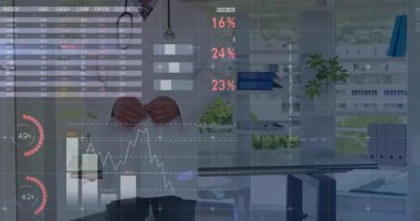 Doktor şeffaf tıbbi arayüzü çalıştırıyor, titreşiyor, ölçümleri güncelliyor, testleri izliyor. Sağlık, yenilik, teknoloji, analitik, veri görselleştirme, tanı, klinik