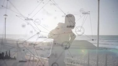 Tahta kaldırımda boksör yumrukları açıyor ve fitness verileri altında yumruk-çapraz-kanca kombinasyonu atıyor. Sporcu, fitness, eğitim, kararlılık, teknoloji, dijital, açık hava