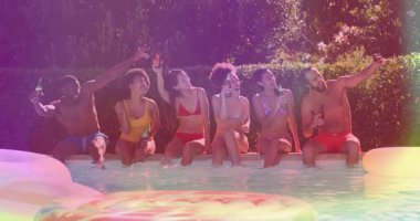 Arkadaşlar su sıçratarak kadeh kaldırıyor, telefon çekiyor, selfie çekiyor, sosyal medya anılarını paylaşıyorlar. Yaşam tarzı, eğlence, yaz, neşe, rahatlama, açık hava, canlılık.