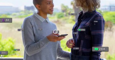 Arkadaşların telefonda konuşması balkonda selfie çekerken sosyal medya sayısının artmasına neden oluyor. Sosyal medya, arkadaşlık, açık hava, gündelik, canlı, iletişim, teknoloji