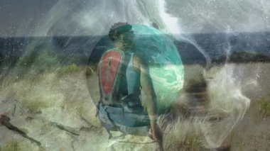 Yürüyüşçüler, dünya sırt çantasının üzerinde belirirken ve dönen enerji teknolojisini gösterirken ufuk çizgisine bakıyorlar. Macera, keşif, vahşi doğa, dinginlik, vizyon, yenilik, fütüristik