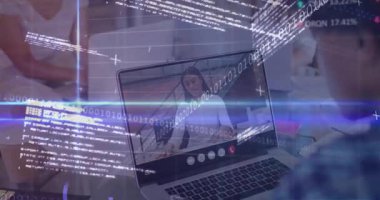 Sunucu dizüstü bilgisayarda iş raporuna başlıyor, meslektaşı grafiklerden istatistikleri not ediyor. Teknoloji, veri, analitik, işbirliği, yenilik, dijital, profesyonel