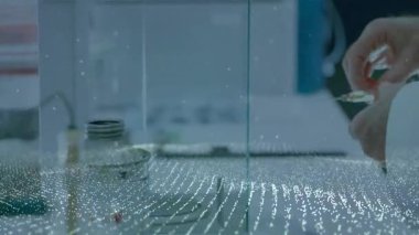 Araştırmacı şırıngayla sıvı çiziyor, sonra da laboratuvarda test etmek için konteynıra reaktör yerleştiriyor. Laboratuvar, bilim, enstrümantasyon, kesinlik, analitik, yenilik, teknoloji