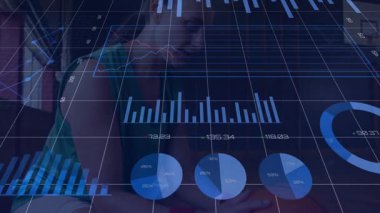 Sporcu çömeldi ve basketbol sahasında top sürmeye başladı, spor teknolojisi ölçümleri üst üste bindi. Spor, fitness, teknoloji, analiz, rekabet, aktif, hareket