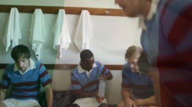 Kep giyen spor antrenörü kamerayı geçirip havluyu çekiyor ve antrenman için hazırlanıyor. Sporcular, takım çalışması, disiplin, hazırlık, fitness, yoldaşlık, koçluk