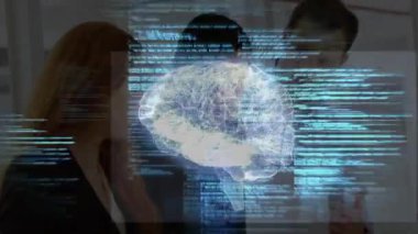 Teknik ekip ekranı aktive ediyor ve veri uzlaşması için dönen beyin hologramı akış kodunu inceliyor. Gelecekçi, yenilikçi, işbirliği, uzay, dijital, bilimsel, profesyonel