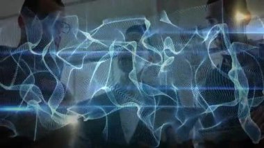 İş arkadaşları holografik ağları izliyorlar. Masanın üzerinde maddeleşiyorlar ve veri kalıplarını araştırıyorlar. Dijital, yenilik, işbirliği, fütürist, teknoloji, konferans, takım çalışması