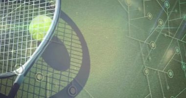 Raket kenarı ve neon topları dönüşümlü olarak ortaya çıkıyor, topu ve raketi düğümlerin üzerine yerleştiriyorlar. Spor ekipmanları, dijital teknoloji, modern tasarım, atletik teçhizat, hareket, bağlantı, yenilik