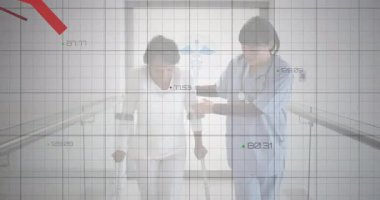 Hasta koltuk değneklerini kullanarak kırmızı trendleri gösteren ölçümleri etkinleştiriyor. Hemşireler de rehabilitasyon yürüyüşüne rehberlik ediyor. Rehabilitasyon, iyileşme, tıbbi, sağlık, destek, ilerleme, klinik