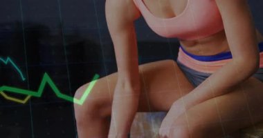 Altılık dambılı tutan ve biseps kıvrımı için kaldıran bir kadın. Spor, güç, egzersiz, antrenman, atlet, hareket, dijital