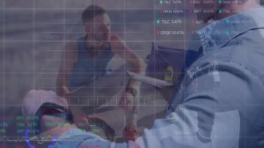 Spor eğitmeninin tableti tıklaması ve sporculara ölçü gösteren animasyon çizelgesi oluşturması. Sporcu, antrenör, performans analizi, biyometrik veri, fitness izleme, dijital teknoloji, spor bilimi