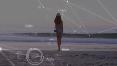 Kamera taşıyan bir kadın alacakaranlık suyuna adım atarken teknoloji sahneyi kaplıyor. Deniz manzarası, sükunet, dijital arayüz, ufuk, minimalizm, dinginlik, açık hava