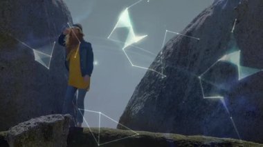 Gezgin sırtı keşfederken rüzgar hasır şapkayı dalgalandırıyor, dünyanın yörüngesinde dönen teknoloji ağları. Macera, keşif, bağlantı, yenilik, açık hava, modern, keşif