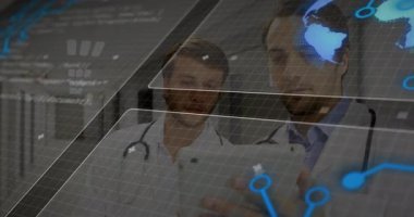İki erkek doktor hastanedeki sağlık verilerini inceliyor, tablet tıkırdıyor ve dünya haritasını gösteriyor. Tıbbi, işbirliği, fütüristik, teknoloji, sağlık, yenilik, arayüz