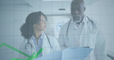 Doktorlar yüzen tıbbi grafikleri izlerken mavi hasta klasörünü açıp tableti tıkırdatıyorlar. Tıp uzmanları, işbirliği, veri analizi, klinik çevre, sağlık teknolojisi, modern hastane, takım çalışması