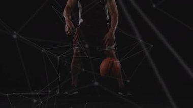 Basketbolcu, top sürme yeteneğini gösteren ağ çizgileriyle pozisyon değiştirdikten sonra salya akıtıyor. Sporcu, spor, hareket, dijital, teknoloji, performans, biyomekanik