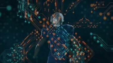 Devre düğümleri kasklı futbolcunun etrafında parlıyor ve teknolojiyle çalışan geçiş kartı kullanıyor. Fütürist, dijital, dinamik, yenilikçi, teknoloji, atletik, siber uzay