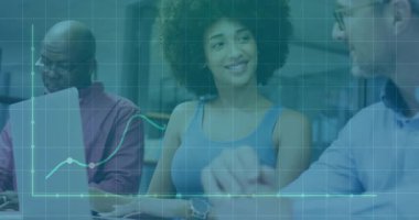 Şeffaf ızgara görüntüleme hattı altında takım taban çizgisinde yükseliyor ve iş analizi için zirve yapıyor. İşbirliği, takım çalışması, yenilik, veri analizi, dijital araçlar, iletişim, profesyonel