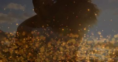 Güneş 'in okyanus ufkuna yaklaştığını gösteren film, bir çiftin öpüşen kadını kaldırmasıyla altın parlaklığa neden oluyor. Romantizm, günbatımı, siluet, samimiyet, doğa, sükunet, şefkat