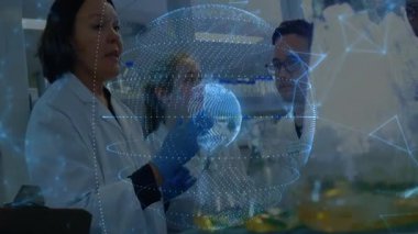 Olgun bilim adamı pipeti kaldırıyor ve verileri dönen hologramla laboratuvarda transferi gösteriyor. Araştırma, işbirliği, yenilik, teknoloji, kesinlik, eğitim, bilimsel