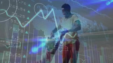 Kızı kollarını kaldırırken babası bağ kurmak için sallanırken dünya haritası teknolojisini gösteriyor. Ebeveynlik, kaynaşma, açık hava, canlı, dijital, etkileşim, aile