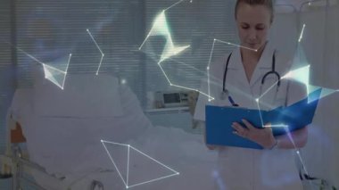 Hemşire danışma panosu ağ şekilleri sağlıkta dönen küreyi oluştururken notlar alıyor. Tıbbi, sağlık, dijital, yenilik, teknoloji, analiz, profesyonel