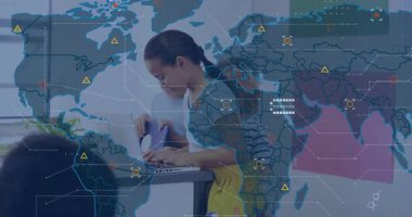 Kız tableti kaldırıyor, dizüstü bilgisayarda daktilo yazarken erkek de ağ grafiklerinin teknik kayma sinyalini veriyor. Teknoloji, işbirliği, yenilik, eğitim, dijital, gençlik, yaratıcı