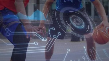 Mavi elbiseli bir adam savunma oyuncusundan kurtulmak için basketbol topunu sürüyor. HUD grafiğiyle sahada baskı yapıyor. Spor, atletizm, rekabet, kentsel, dijital, hareket, strateji