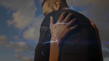 Günbatımı kayalıklarında kucaklaşan çift kameraları tutuyor. Mavi şekiller başlıyor. Suçlu teknoloji arayüzü oluşturuyorlar. Romantik, samimiyet, bağlantı, fütüristik, iklim, dinginlik, duygusal