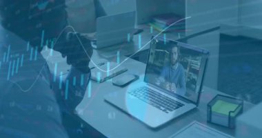 İş adamı, alnı ovalıyor ve dizüstü bilgisayarın ışıklandırma çizelgeleri gibi veri notlarını karalıyor. Kurum, işyeri, finans, analitik, dijital, işbirlikçi, profesyonel