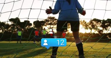 Kalecinin hareketli duruşu, futbol antrenmanı sırasında baloncukların odak sayısını tetikliyor. Atletik, kararlılık, takım çalışması, aksiyon, açık hava, rekabetçi, dinamik