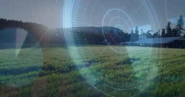 Gün doğumu HUD dönüşümlü hatları başlatıyor ve çayırları tarıyor sırtı ve ahırları tarıyor. Peyzaj, teknoloji, arayüz, şafak, kırsal, analiz, görselleştirme