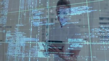 Kod ızgarası çıktıktan sonra bilişim analisti tablet kaldırıyor ve ekran kaydırma ve gözden geçirme kodlarına dokunuyor. Teknoloji, yenilik, dijital, fütürizm, girişim, arayüz, veri