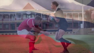 Top taşıyıcı ağırlık değiştiriyor ve defans oyuncusunun çim tarlasında rugby antrenmanı sırasında hücum etmesi. Atletik, rekabet, dinamik, takım çalışması, sportmenlik, çeviklik, açık hava