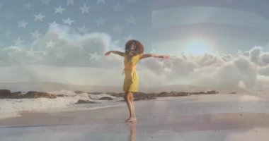 Kadın dansçı sağ ayağını kaldırıyor ıslak kumda dönüyor moda pazarlaması için hareketli ışınlar sergiliyor. Huzur, zarafet, hareket, doğal, canlı, dinamik, minimalist