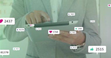 Tablet ekranını tıklatan ve yüzen sosyal medya görüntülerini oluşturan ve ayarlayan uygun bir adam. Teknoloji, katılım, dijital, iletişim, iş, yenilik, analitik