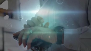 Akıllı telefonu tutan bir adam veri senkronizasyonu için animasyon teknolojisi grafikleri üretiyor. Teknoloji, yıpranmış araçlar, mobil, yenilik, fütüristik, kurumsal, jest