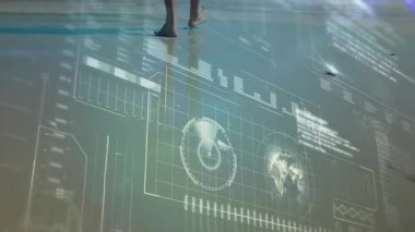 Çerçeveye çıplak bacakla girmek, ıslak kumun üzerine basmak, HUD grafiklerini etkinleştirmek, verileri sörf ile harmanlamak. Fütürist, dijital, arayüz, plaj, veri görselleştirme, teknoloji, modern