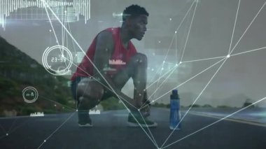 Sporcu, mavi şişeyi yola koyuyor ve ayakkabı bağı bağını genişleterek takip için spor aleti grafikleri çıkarıyor. Açık hava, dayanıklılık, teknoloji, analiz, fitness, motivasyon, manzara